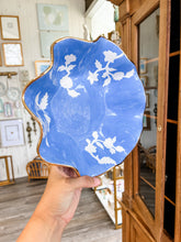 Load image into Gallery viewer, Chinoiserie Dreams Scalloped Bowls with 22K Gold Accent