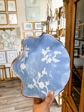 Load image into Gallery viewer, Chinoiserie Dreams Scalloped Bowls with 22K Gold Accent