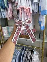 Load image into Gallery viewer, Lace cross bows - Toupelo Crafts
