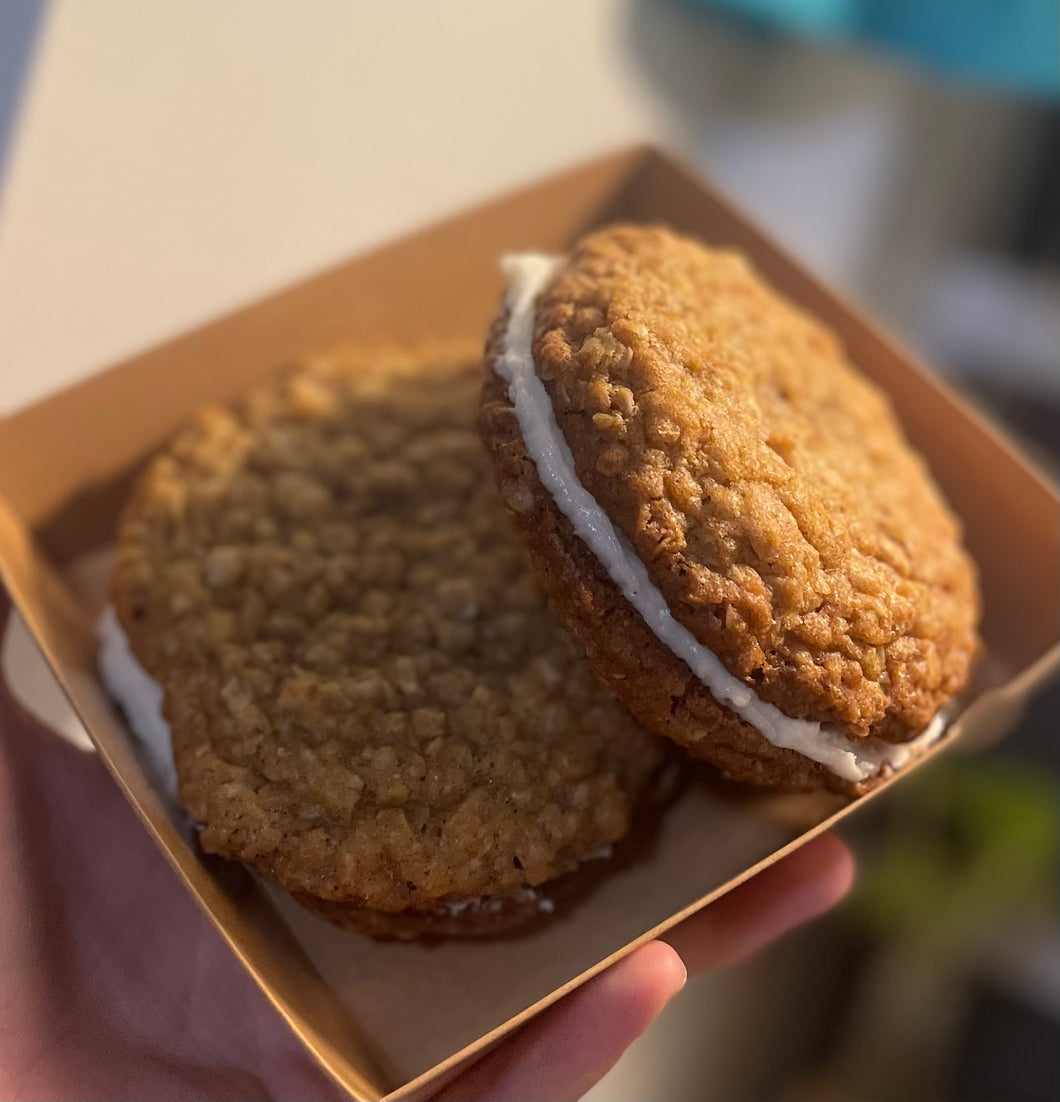 OATMEAL CREAM PIE - The Crafty Crumb