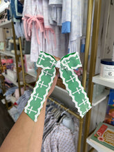 Load image into Gallery viewer, Lace cross bows - Toupelo Crafts
